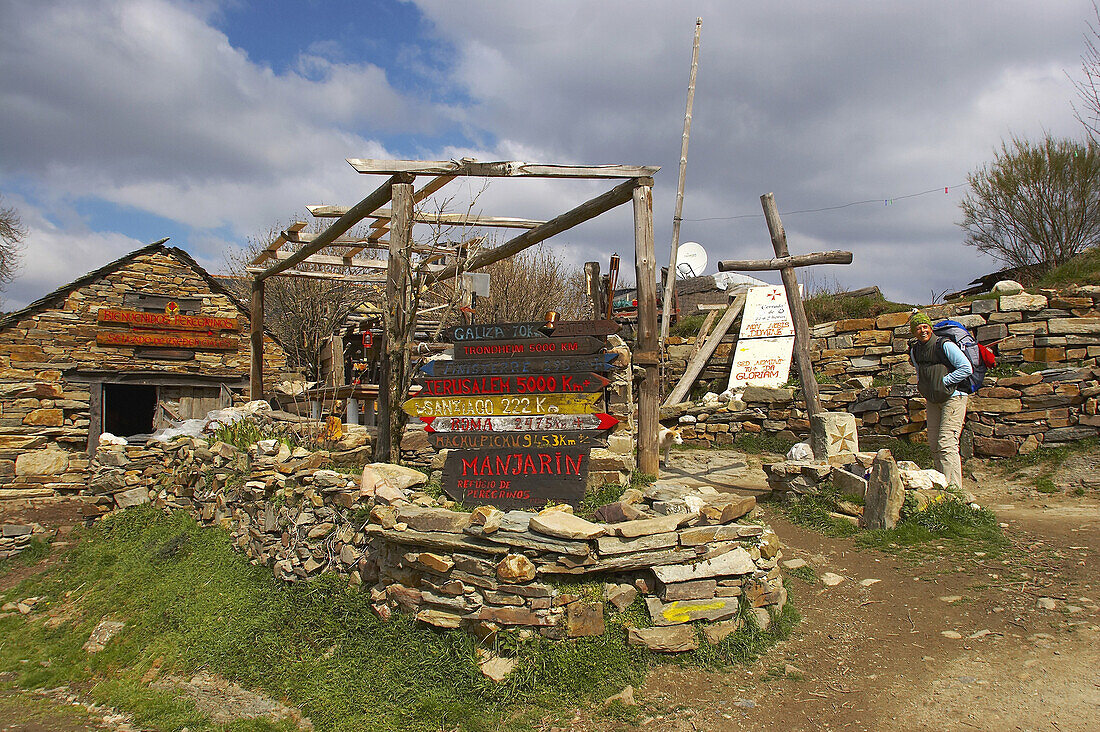 Pilger beim Pilgerobdach, Refugio, Rabanal-Paß, Dorf Manjarín, Kastilien-León, Spanien