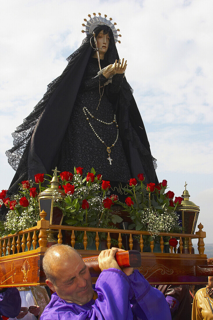 Mann trägt Madonna, Karfreitagsprozession der Cofradia de la Santa Vera Cruz y de los Disciplinantes, Büßerprozession, Semana Santa, San Vicente de la Sonsierra, La Rioja, Spanien