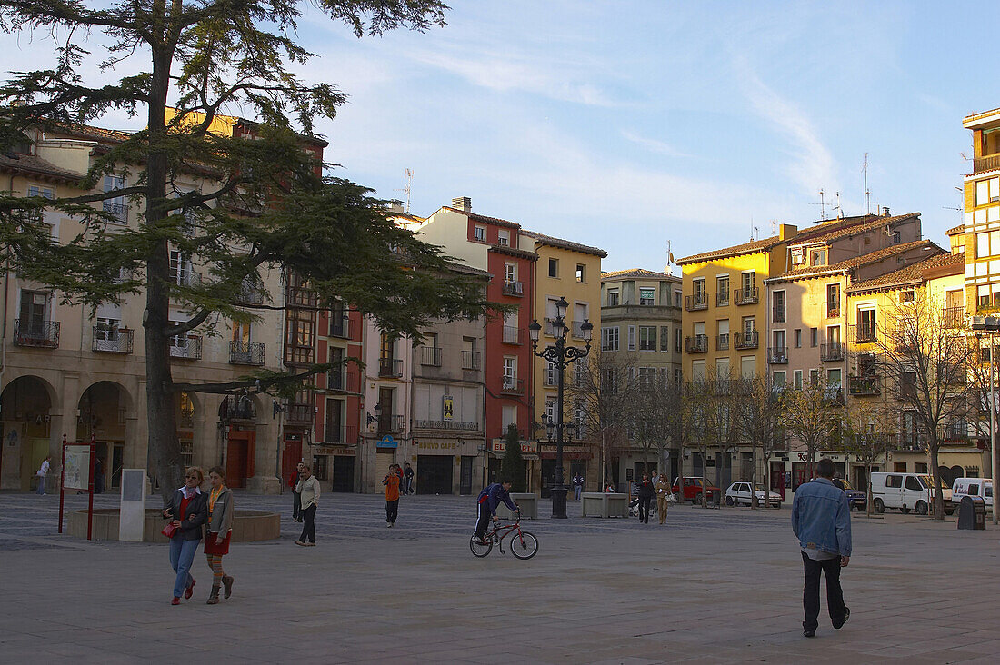 Jakobsweg bei Sonnenuntergang, Logrono Altstadt bei der Concatedral Santa María de Redonda, Logrono, La Rioja, Spanien