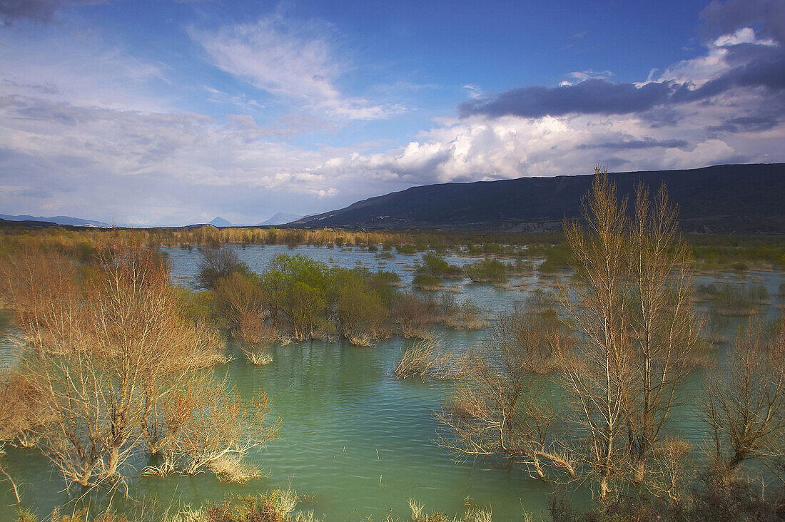 Embalse de Yesa, Hochwasser in Frühling, Region Aragon, Spanien