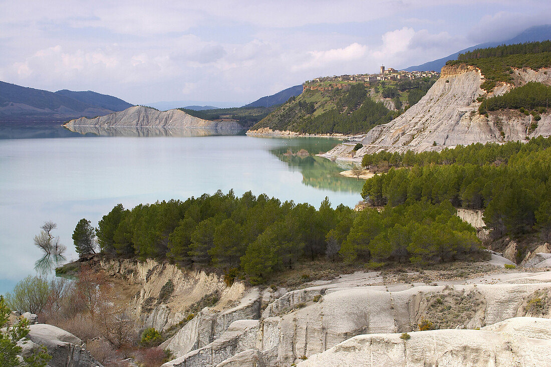 Embalse de Yesa und Dorf, Tiermas, Spanien, Europa