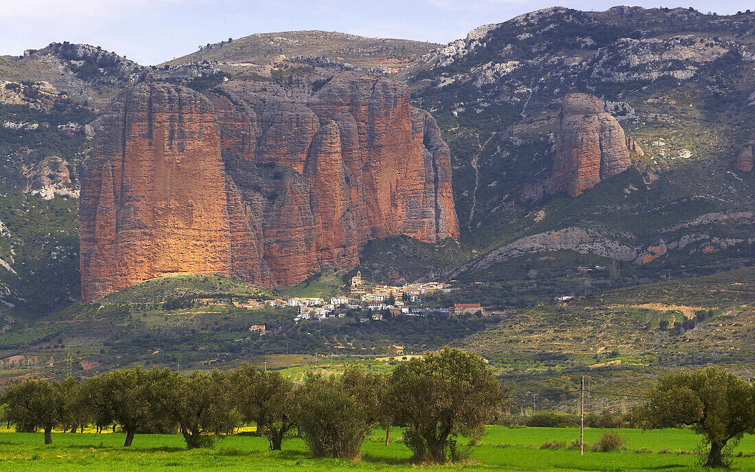 Impressive wall of rock above the village of Riglos, Los Mallos, Aragón, Spain, Europe