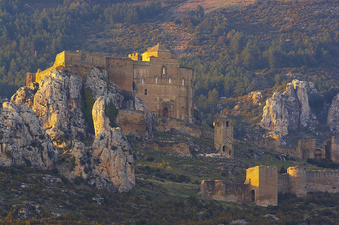 Burg, Castillo de Loarre, in Abendstimmung, ruhige Landschaft, Aragonien, Spanien, Europa