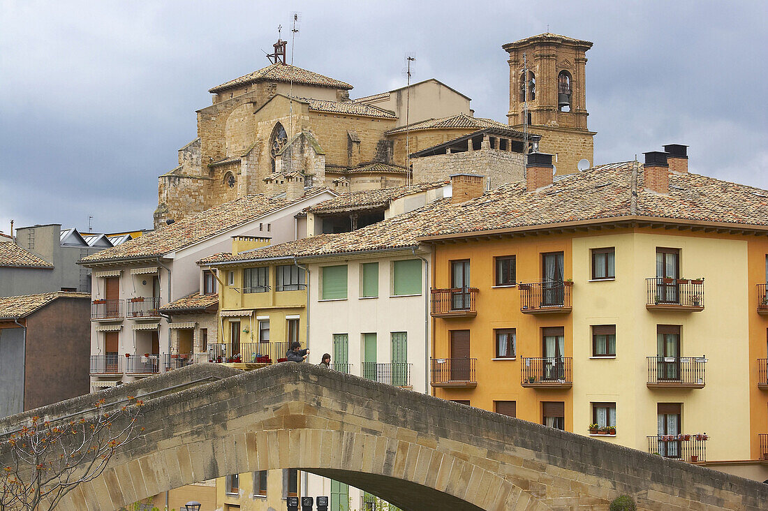 Brücke, Puente Romanico de la Carcel mit Kirche Iglesia de San Miguel im Hintergrund, Estella, Navarra, Spanien