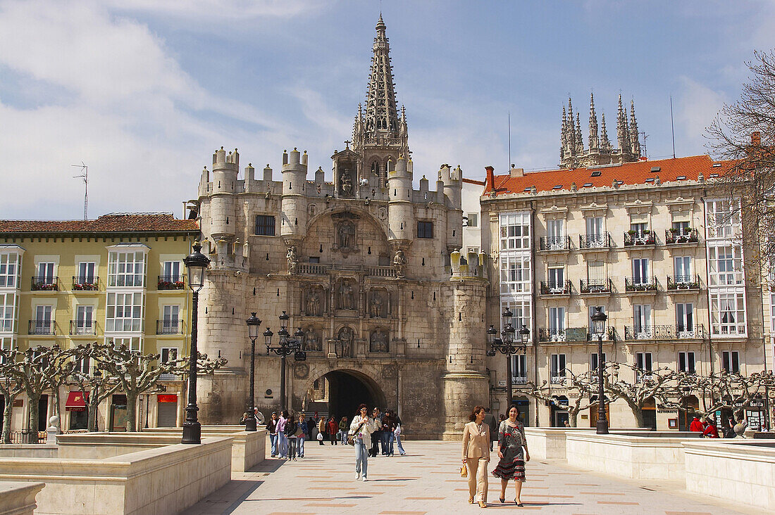 Stadttor, Arco de Santa María mit Puente de Santa María, Brücke über den Río Arlanzón und Kathedrale, Catedral Santa María, im Hintergrund, Burgos, Kastilien-León, Spanien