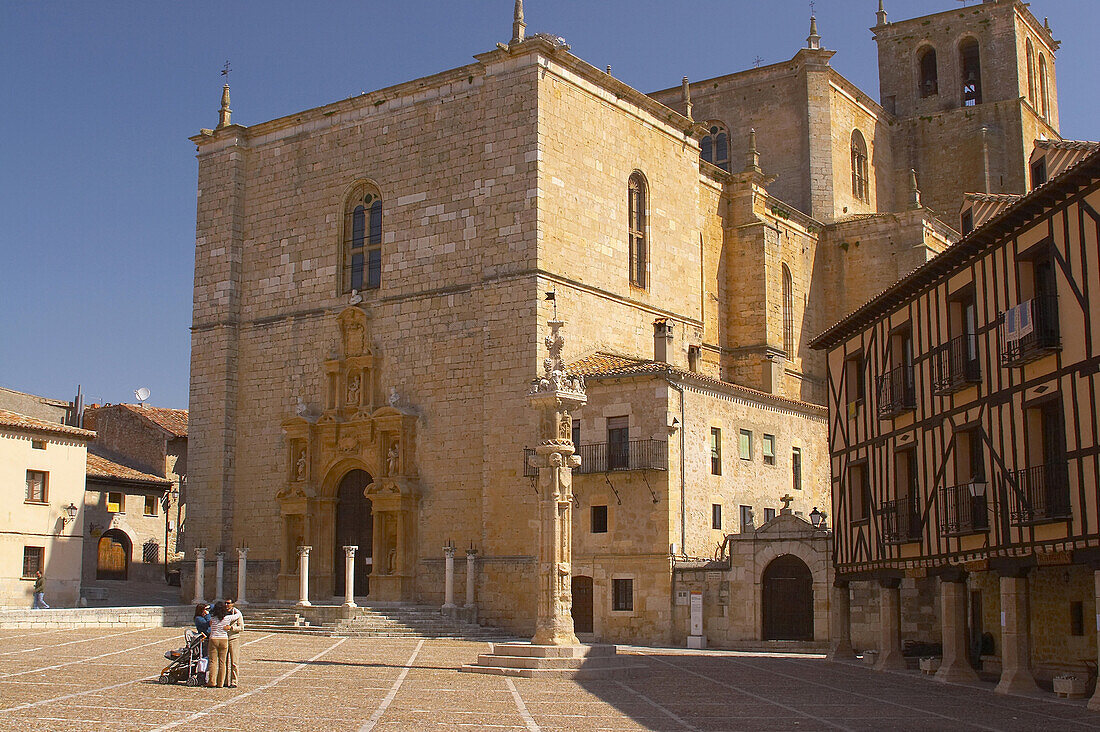Ortsmitte, Penaranda de Duero, mit Kirche, Kastilien-León, Spanien
