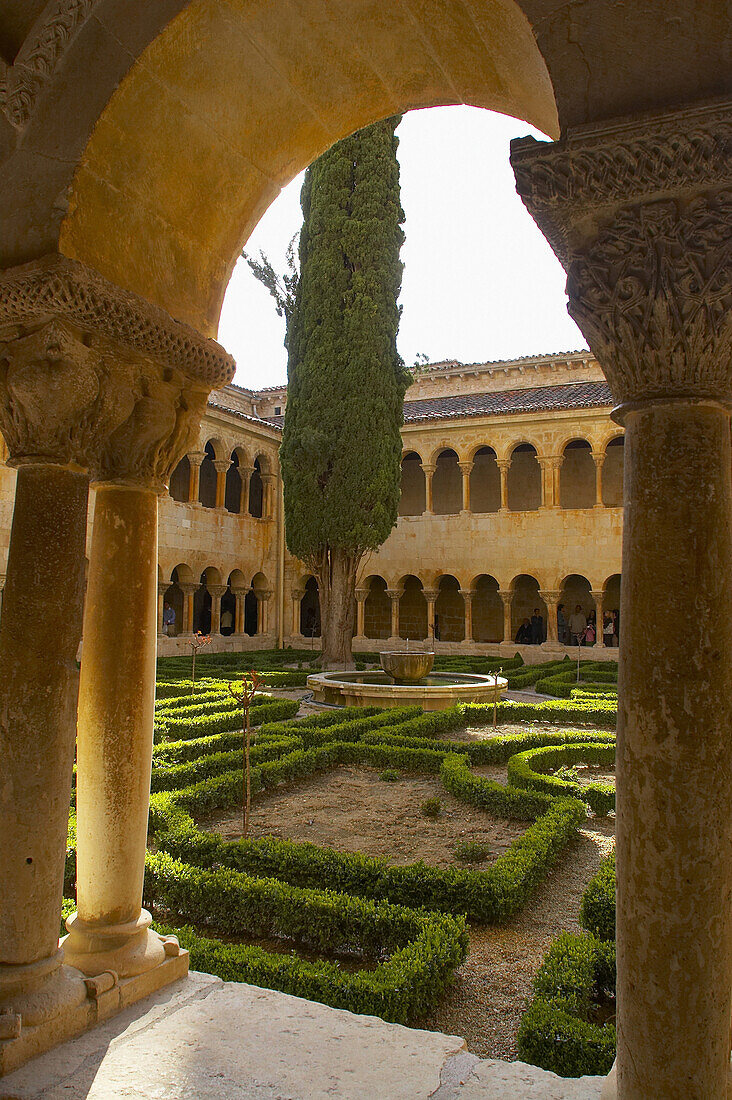 Kreuzgang des gleichnamigen Benediktiner Klosters, Monasterio de Santo Domingo de Silos, Kastilien-León, Spanien