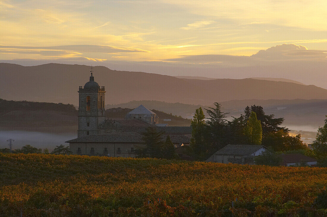 Altes Benediktiner Kloster bei Sonnenaufgang, Santa María la Real de Irache, am Jakobsweg, Navarra, Spanien