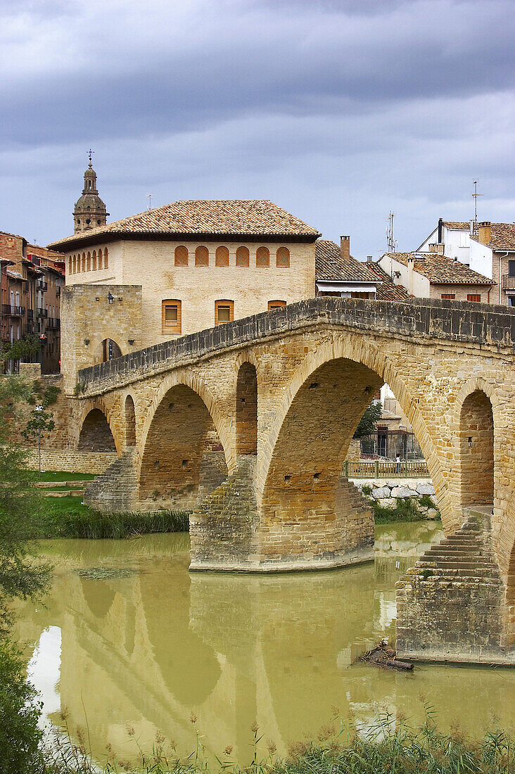 Puente la Reina, Brücke aus dem 11. Jahrhundert über den Río Arga, am Jakobsweg, Navarra, Spanien