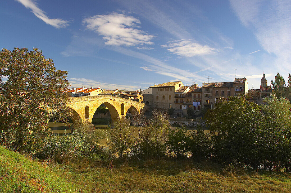 Landschaft am Jakobsweg mit Puente la Reina, Brücke aus dem 11. Jahrhundert über den Rio Arga, Navarra, Spanien