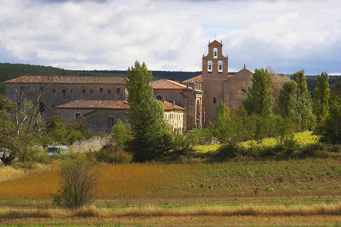 Kloster San Juan de Ortega und Landschaft, Montes de Oca, Kastilien-Leon, Spanien