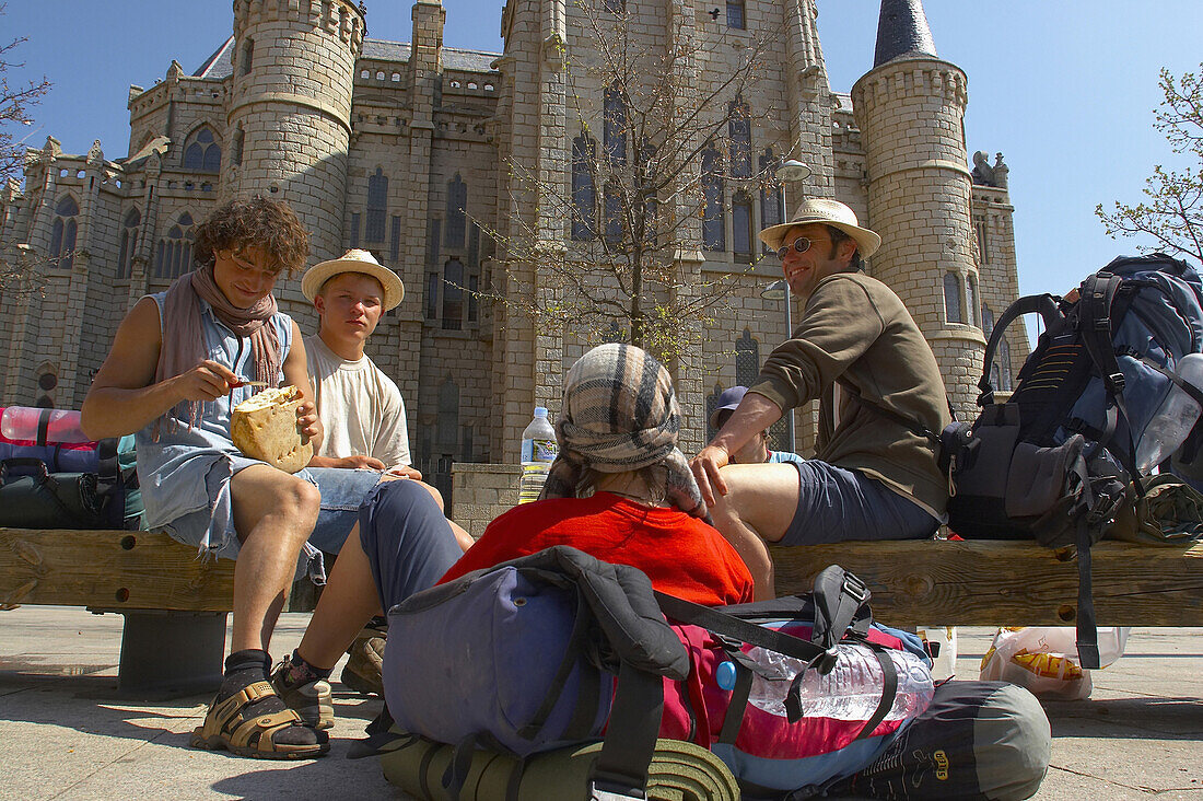 Pilgergruppe beim Vespern vor dem Bischofspalast von Architekt, Antoni Gaudi, Astorga, Kastilien-Leon, Spanien