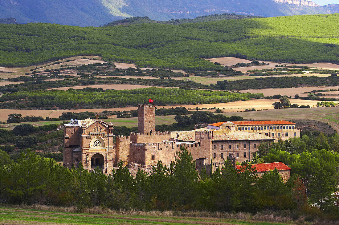Landschaft und Berge mit Burg, Castillo de Javier, Francisco Javier 1506, bei Sangüesa, Navarra, Spanien