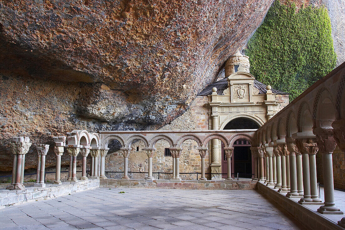 Rest eines ehemaligen, romanischen Klosters aus dem 9. Jahrhundert in Felsen, San Juan de la Pena, Huesca, Huesca, Aragonien, Spanien