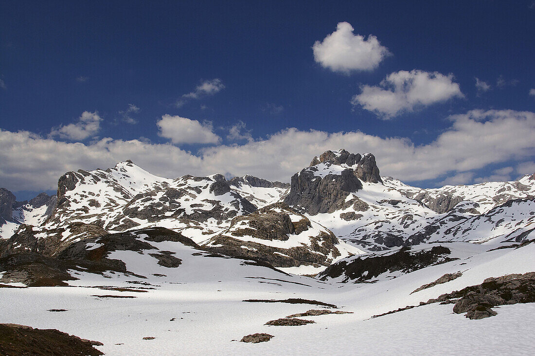 View from Mirador del Cable above Fuente Dé towards mountains, Picos de Europa, Cordillera Cantábrica, Cantabrian Mountains, Cantabria, Spain