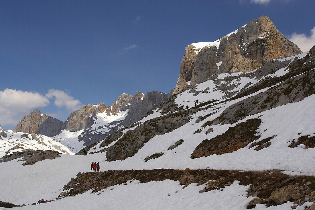 Blick vom Mirador del Cable oberhalb von Fuente Dé in die Berge, Picos de Europa, Cordillera Cantábrica, Kantabrien, Spanien