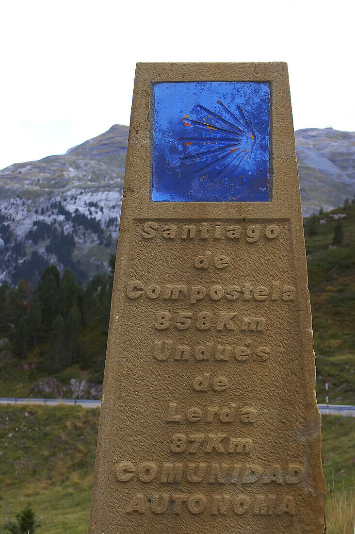 Wegweiser für Pilger auf Passhöhe, Somportpass, Huesca, Aragonien, Spanien