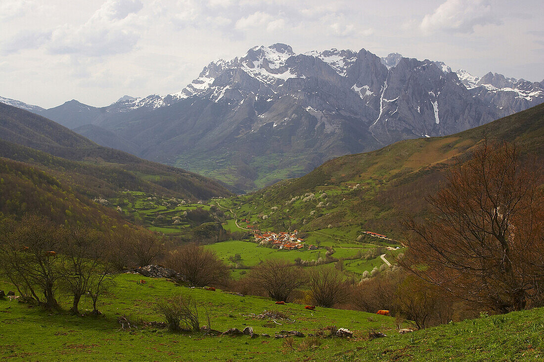 Landschaft, Picos de Europa mit Santa Marina de Valdéon und Puerto de Pandetrave, Valdéon, Kastilien-Leon, Spanien