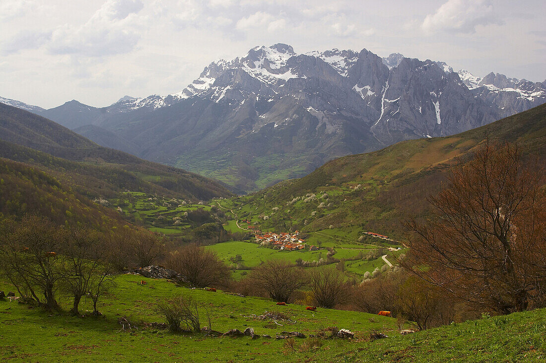Mountain landscape, Picos de Europa with Santa Marina de Valdéon and Puerto de Pandetrave, Valdéon, Castilla León, Spain