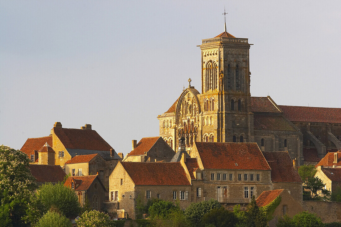 View of the town with former monastery church Sainte-Madelaine in the evening light, Via Lemovicensis, Vézelay, Department Yonne, France