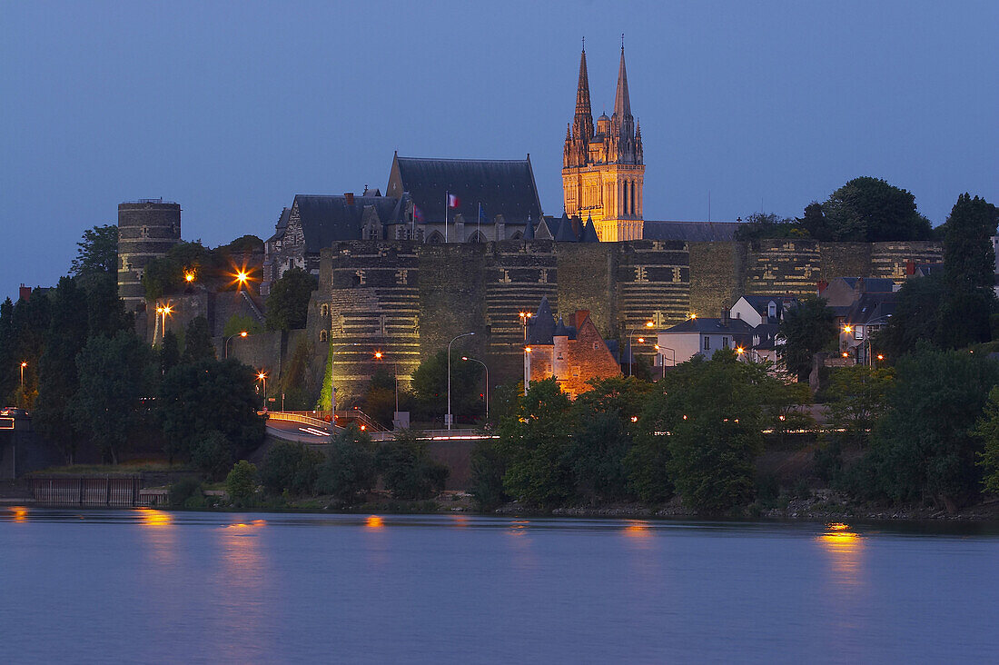 Schloss in der Abenddämmerung und Fluß, La Maine, Angers, Departement Maine et Loire, Frankreich, Europa