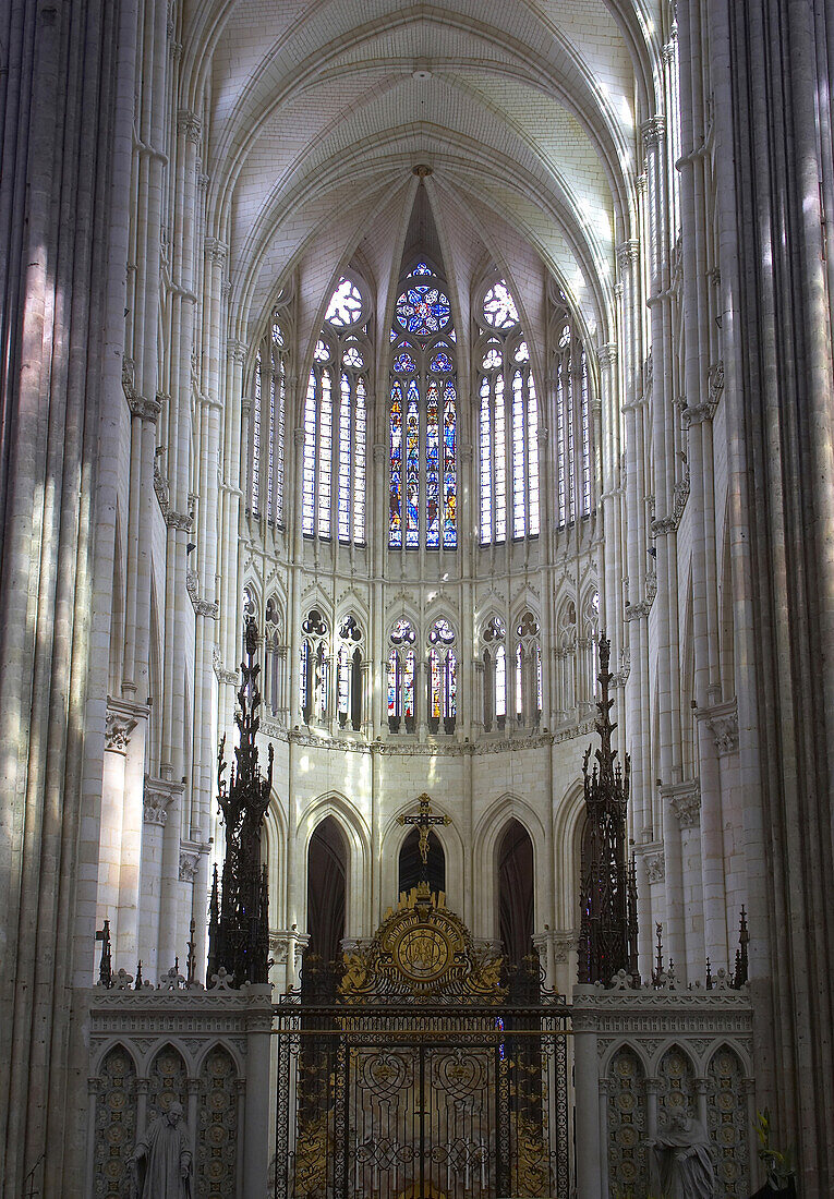 Innenansicht von Amiens Kathedrale mit Lettner, Gewölbe und Chorraum, Amiens, Departement Somme, Frankreich, Europa