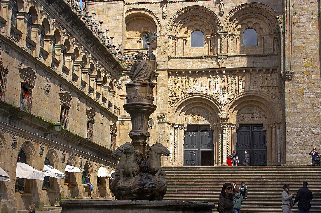 Südseite der Kathedrale von Santiago de Compostela mit Fonte dos Cabalos und romanischem Doppelportal, Praza das Praterías, Santiago de Compostela, Galicien, Spanien