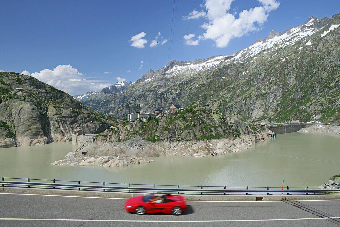 Auto am Grimselpass, Motorradtour im Juni über Alpenpässe in Österreich und Schweiz, Grimselpass