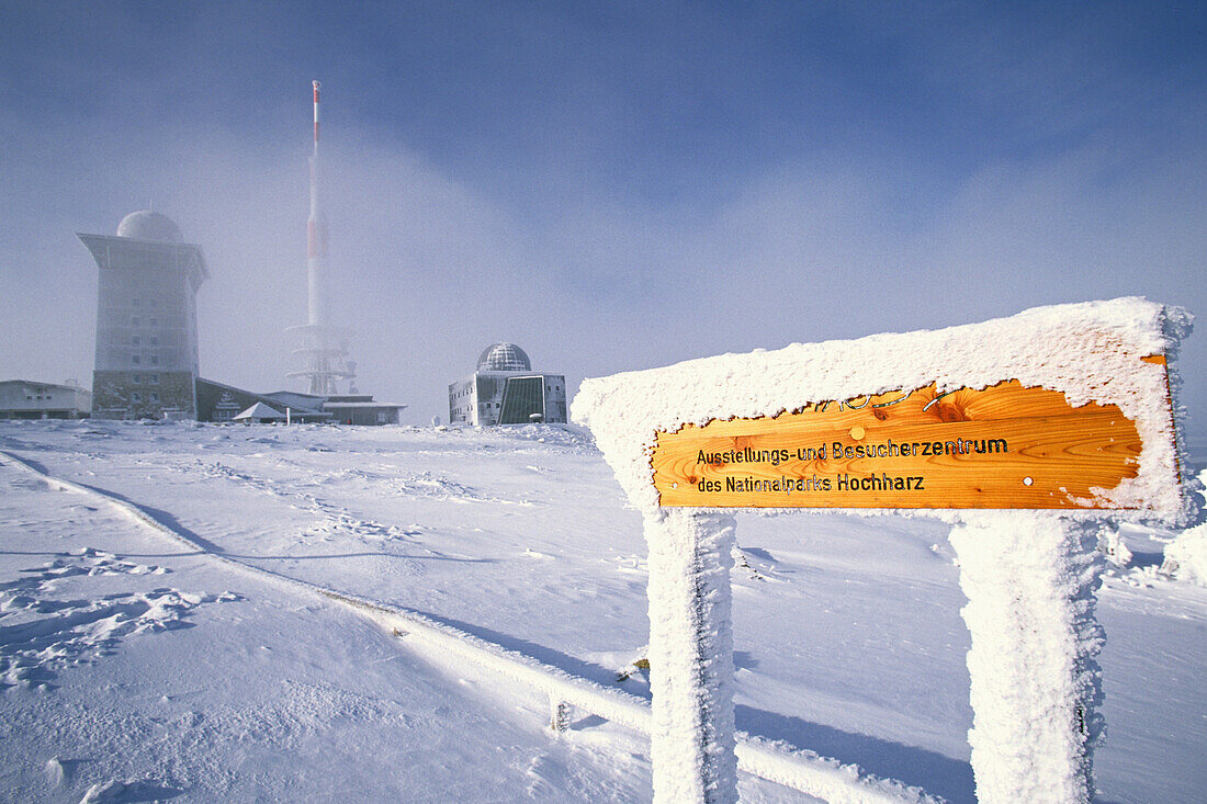 Verschneiter Wegweiser auf dem Brockengipfel, Schierke, Harz, Sachsen-Anhalt, Deutschland