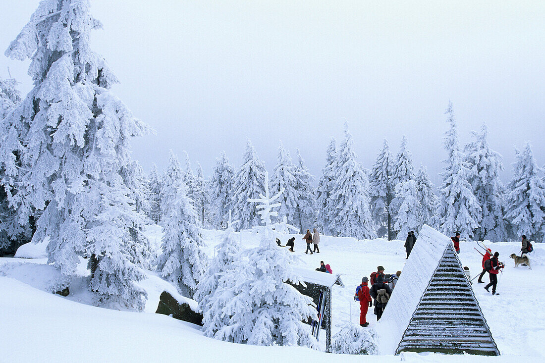 Touristen auf dem verschneitem Brockengipfel, Schierke, Harz, Sachsen-Anhalt, Deutschland