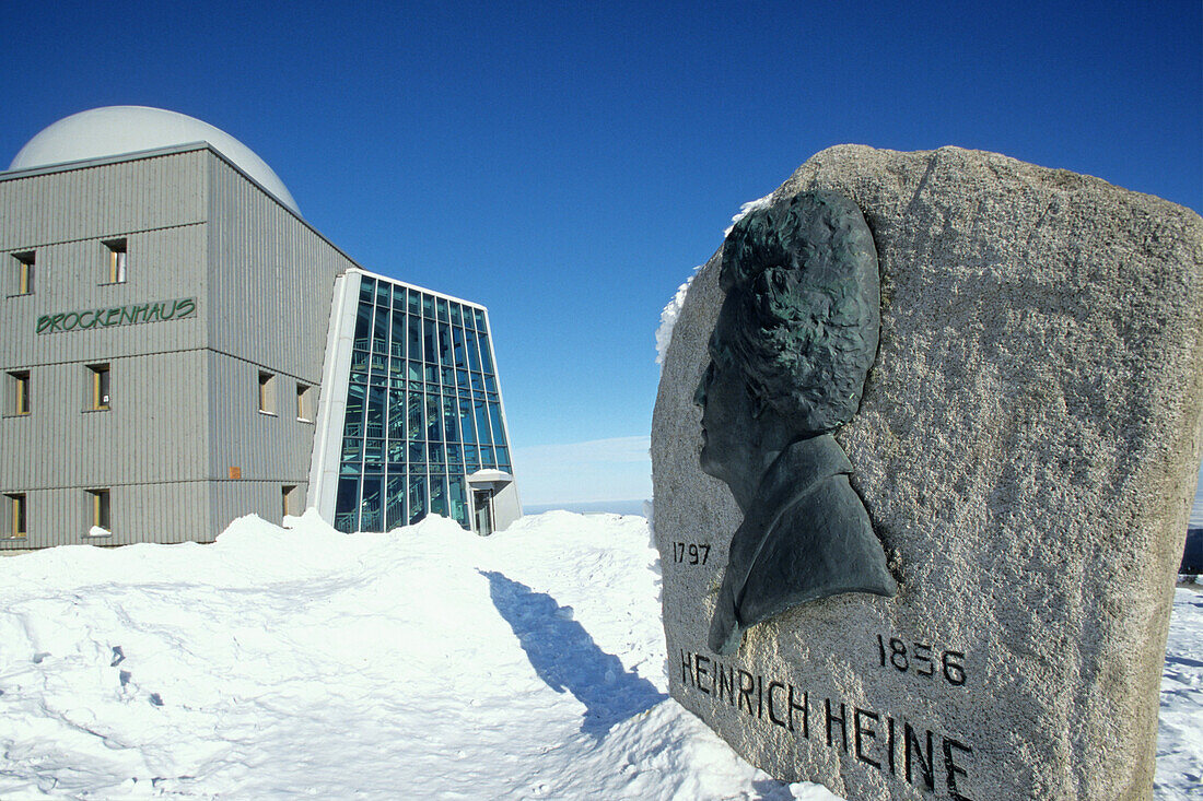 Heinrich Heine Denkmal auf verschneitem Brockengipfel, Schierke, Harz, Sachsen-Anhalt, Deutschland