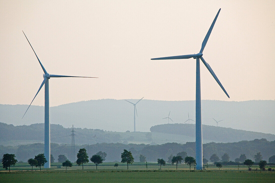 Windräder in hügeliger Landschaft, Hannover, Niedersachsen, Deutschland