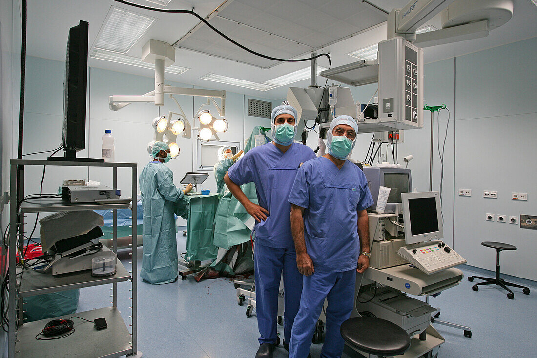 Gehirnoperation INI Hannover, Operation im OP des International Neuroscience Institute INI, Prof Madjid Samii, assistiert von seinem Sohn Dr. Amir Samii, entfernt in einer 90-minütigen Operation den Gehirntumor eines Patienten Der gebürtige Iraner ist ein