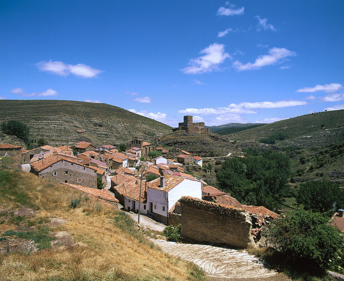  Außen, Castilla-Leon, charakteristisch, Dorf, Dörfer, Europa, Farbe, Haus, Häuser, Horizontal, Hügel, Kastilien-Leon, Land, Ländlich, Magaña, Plätze der Welt, Reisen, Soria Provinz, Spanien, Tageszeit, Typisch, A24-130606, agefotostock 