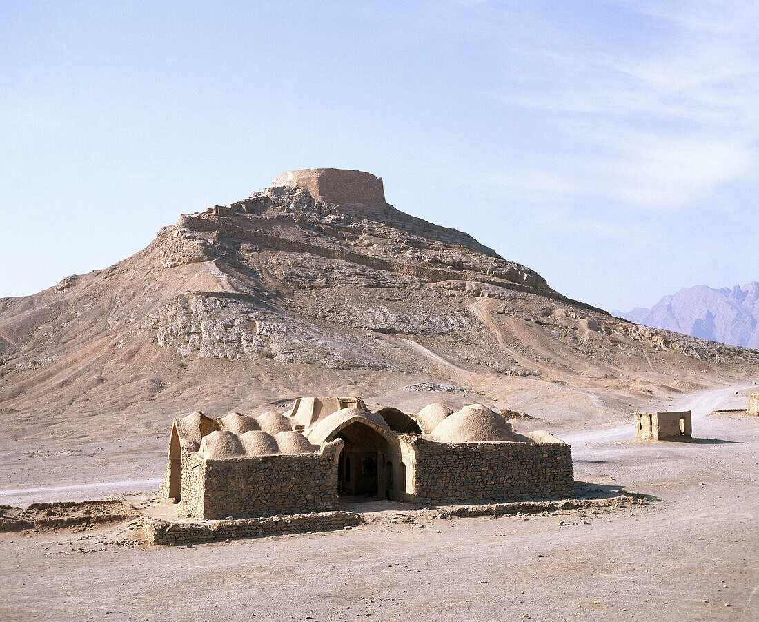 Dakhma ( Tower of Silence ), Parsi funerary tower erected on a hill for the disposal of the dead according to the Zoroastrian rite. Yazd. Iran