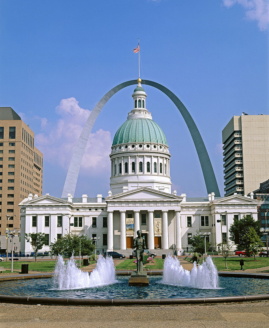Old Couthouse and Gateway Arch. St. Louis. Missouri, USA