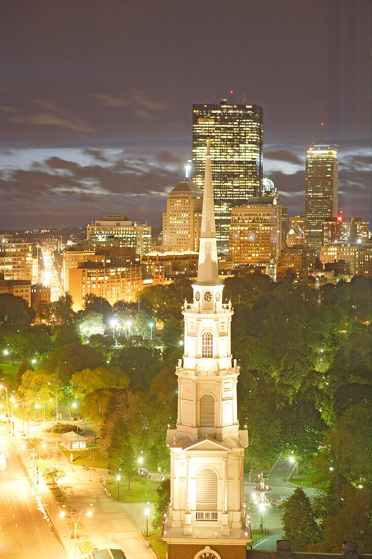 Park Street Church und dahinter der Boston Public Garden und der Common. Die Hochhäuser im Hintergrund sind der Hancock und Prudential Tower, Boston, Massachusetts, Vereinigte Staten, ,USA