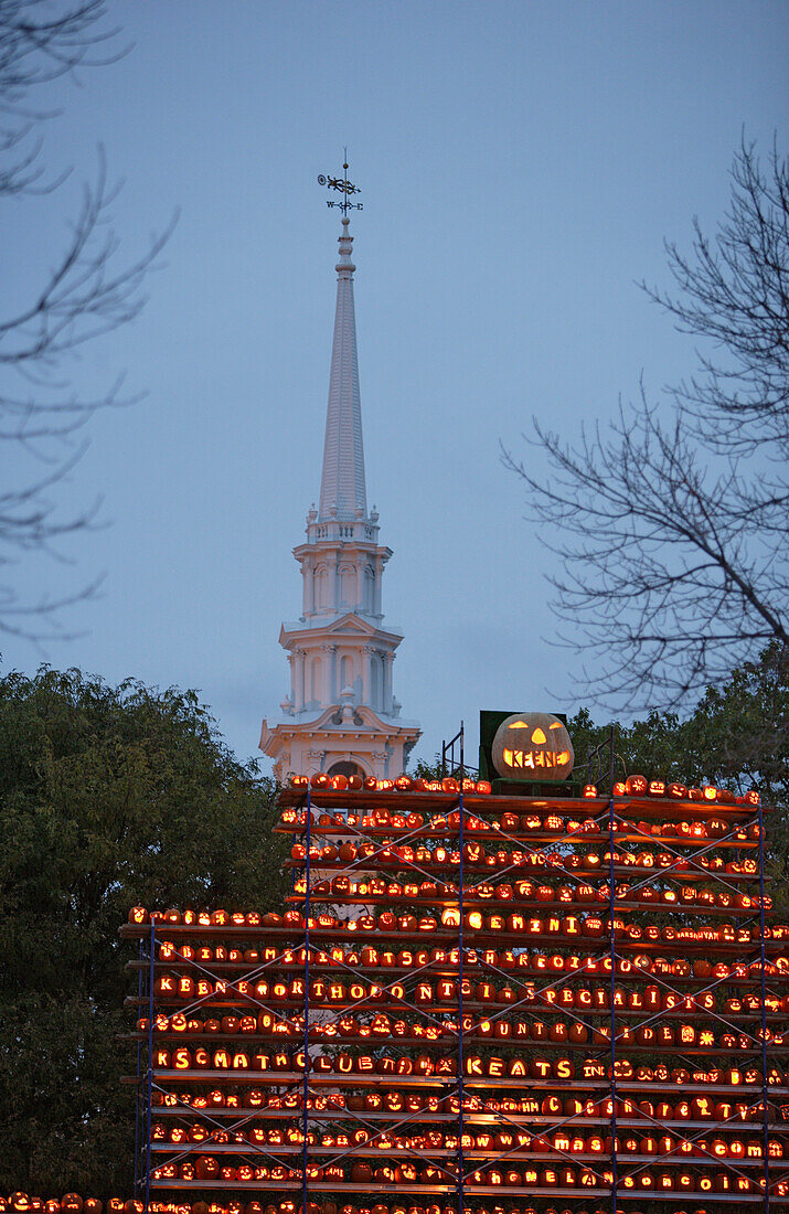 Das jährliche Pumpkin Festival in Keene ist ein Höhepunkt des Herbstes im südlichen New Hampshire. Zwischen 20 und 30tausend Kürbisse werden jedes Jahr als Kürbislaternen oder englisch Jack-o-Laterns dekoriert. Das war auch schon mal einen Eintrag ins Gui