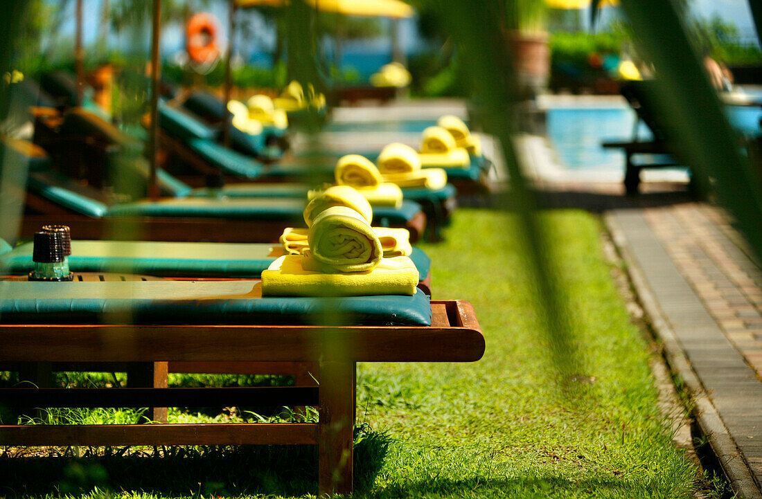 Liegestühle in Poolanlage, Angsana resort, Bintan Insel, Indonesien