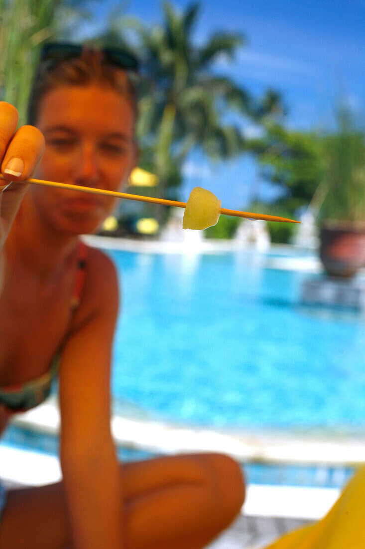 Frau am Pool, Angsana resort, Bintan Insel, Indonesien