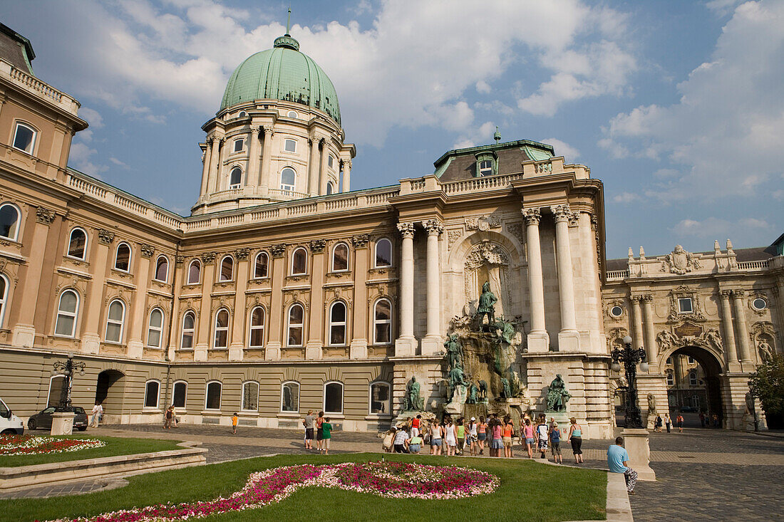 Burgpalast mit Matthiasbrunnen, Buda, Budapest, Ungarn, Europa