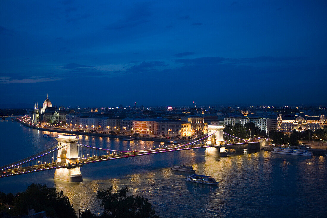 Blick vom Burgberg auf Kettenbrücke über Donau und Parlament bei Nacht, Budapest, Ungarn, Europa