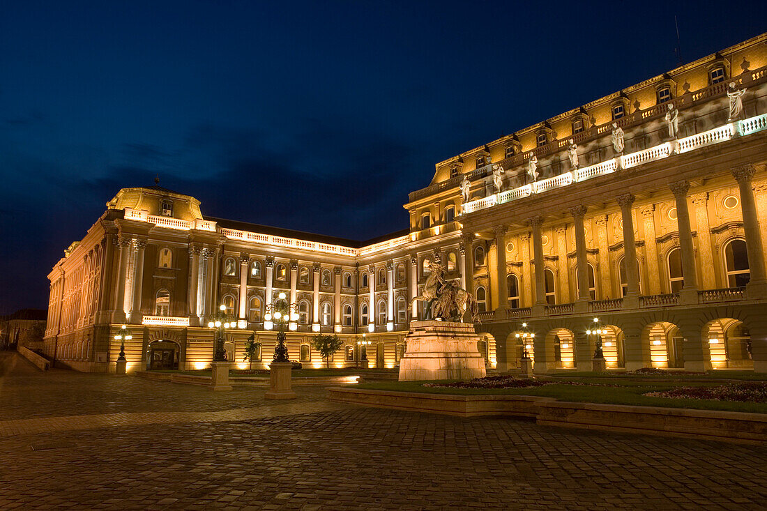 Burgpalast bei Nacht, Buda, Budapest, Ungarn, Europa