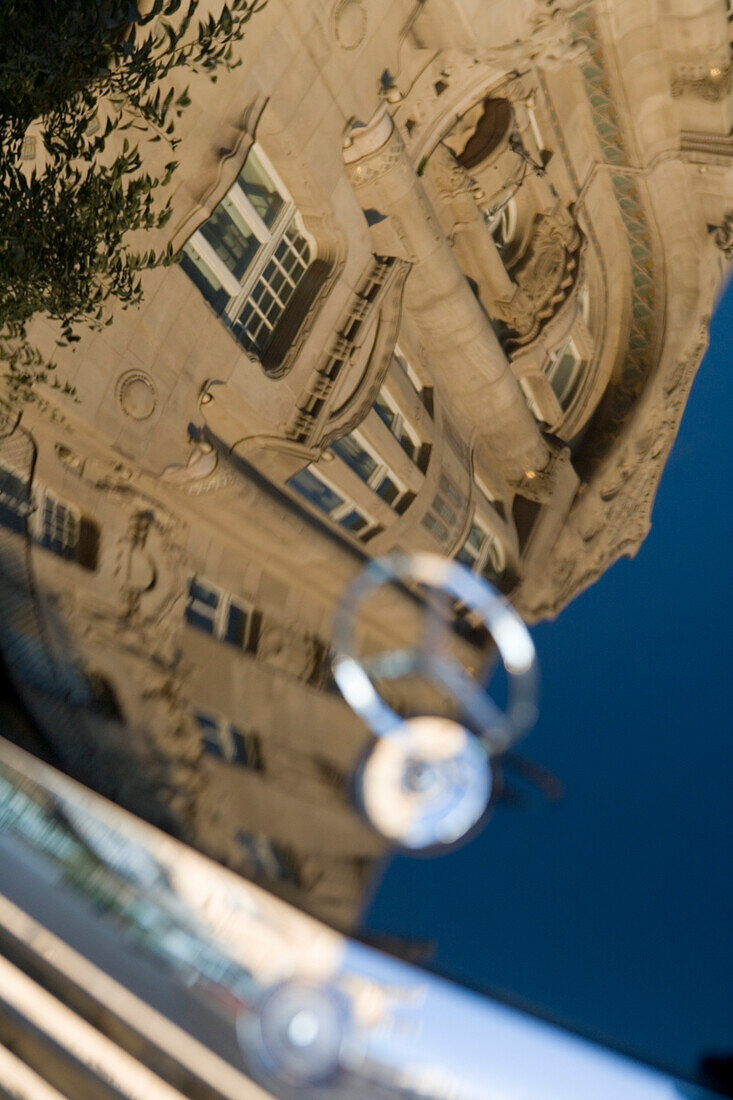 Spiegelung vom Four Seasons Gresham Palace Hotel in Motorhaube von Mercedes, Pest, Budapest, Ungarn, Europa