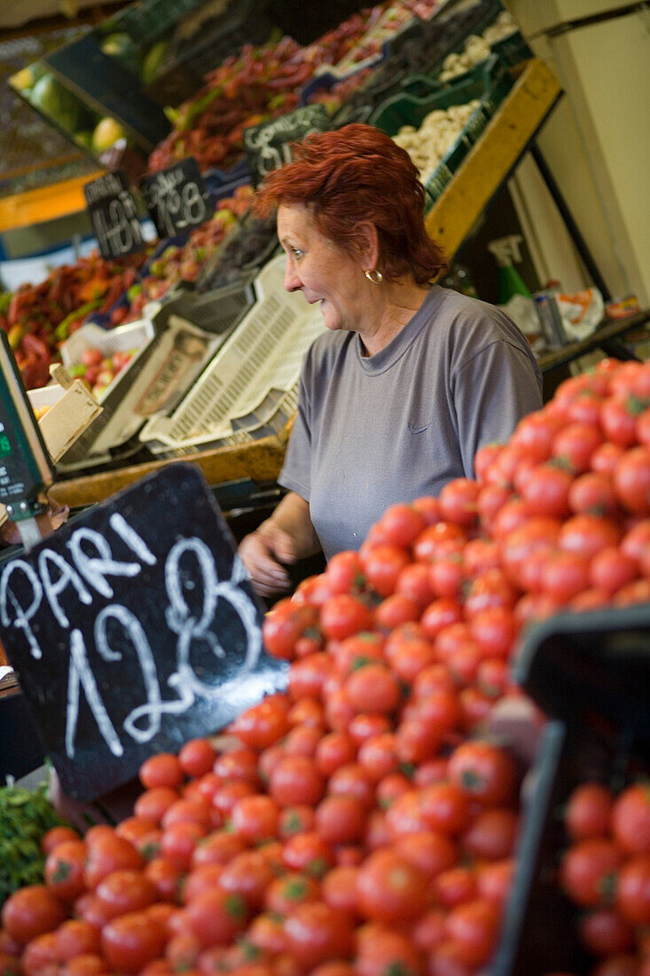 Marktfrau verkauft Tomaten, Zentrale Markthalle, Pest, Budapest, Ungarn, Europa