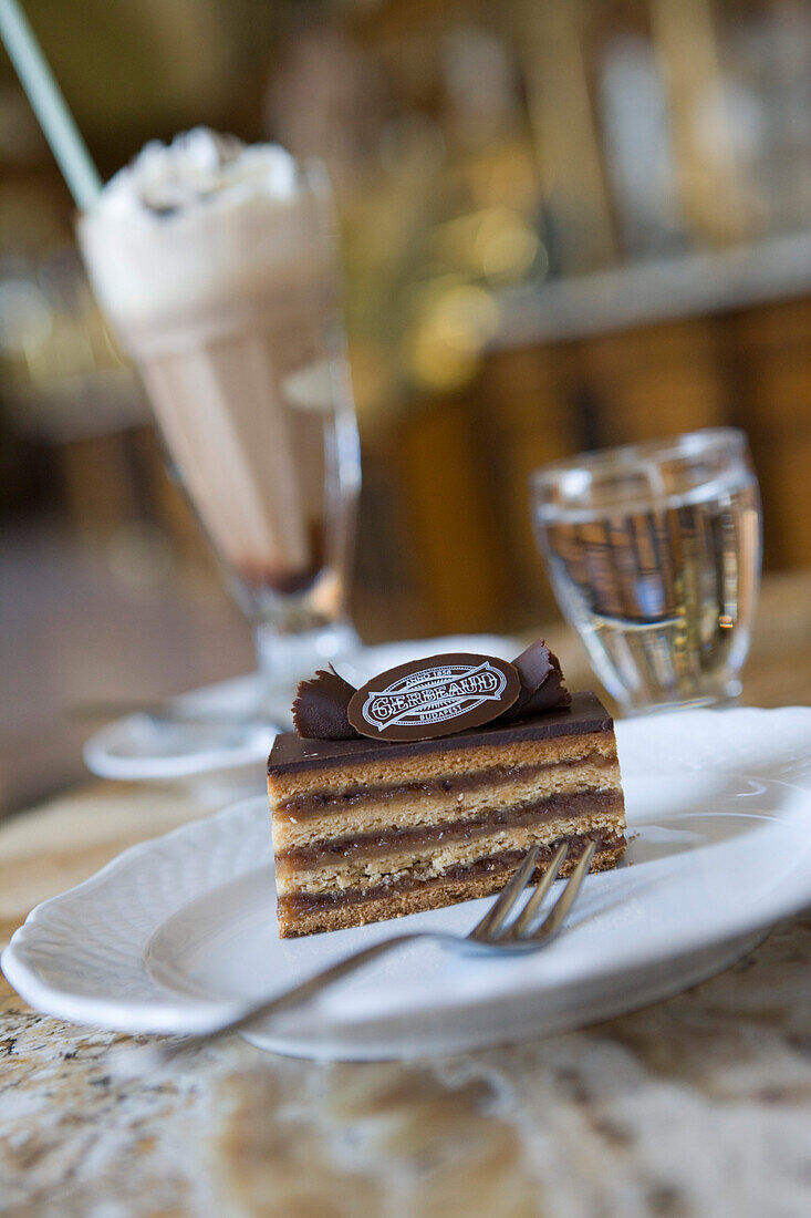 Köstliche Gerbeaud Schnitte mit Eiskaffee im berühmten Gerbeaud Café, Pest, Budapest, Ungarn, Europa