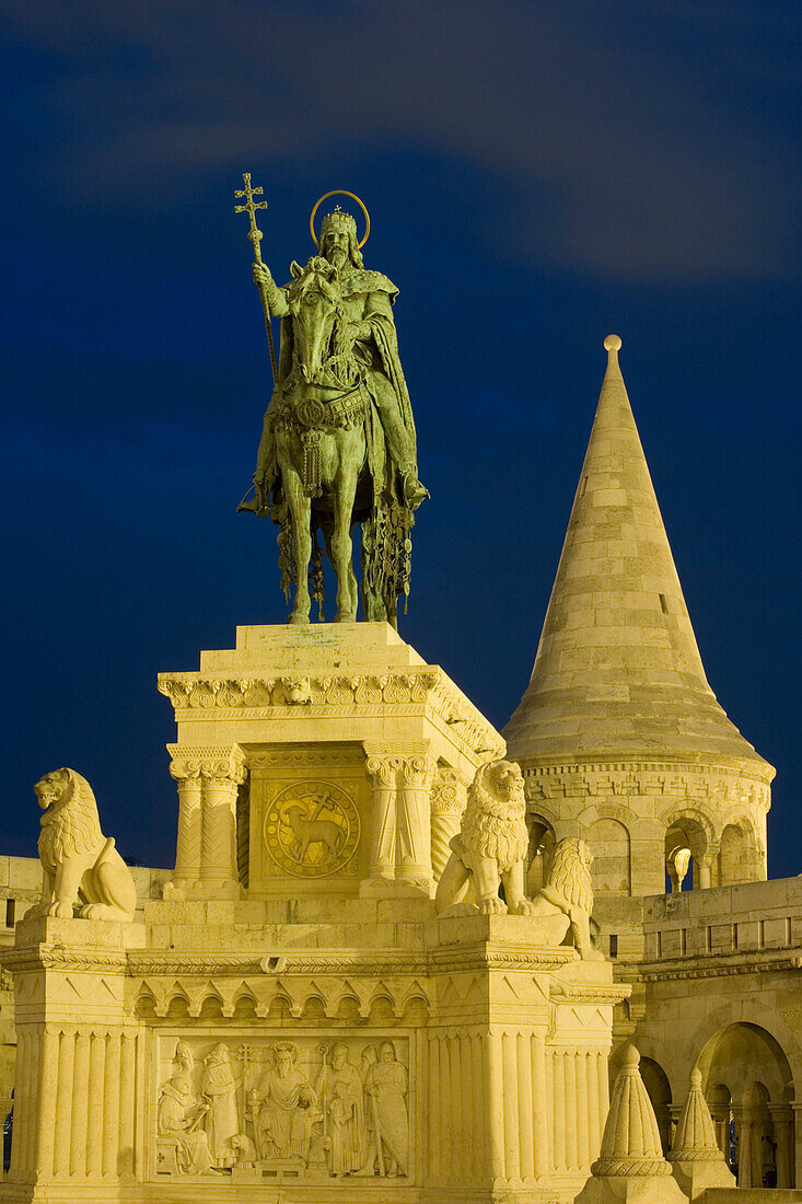Denkmal und Fischerbastei bei Nacht, Buda, Budapest, Ungarn, Europa