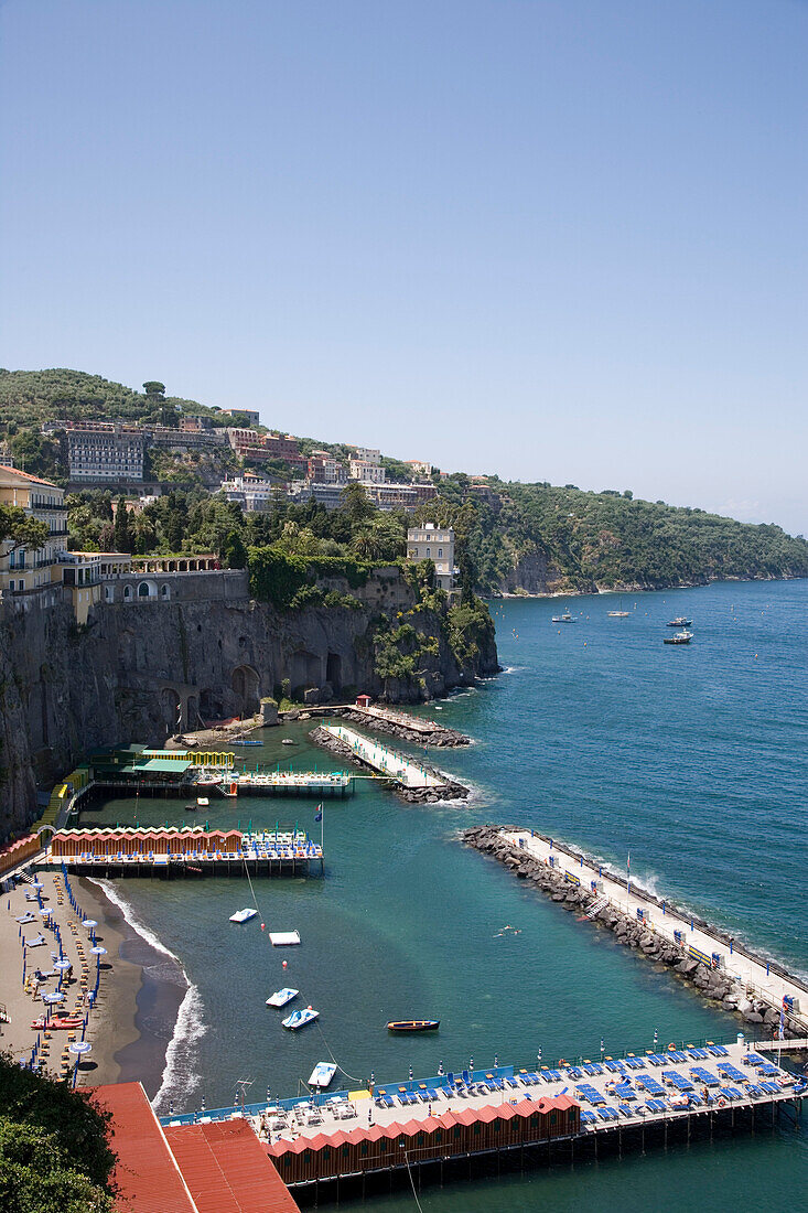 Strand und Badeplattform in Sorrent, Kampanien, Italien, Europa