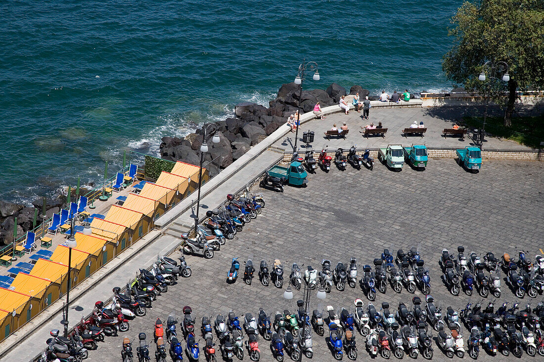 Vespa Parkplatz in Sorrent, Kampanien, Italien, Europa