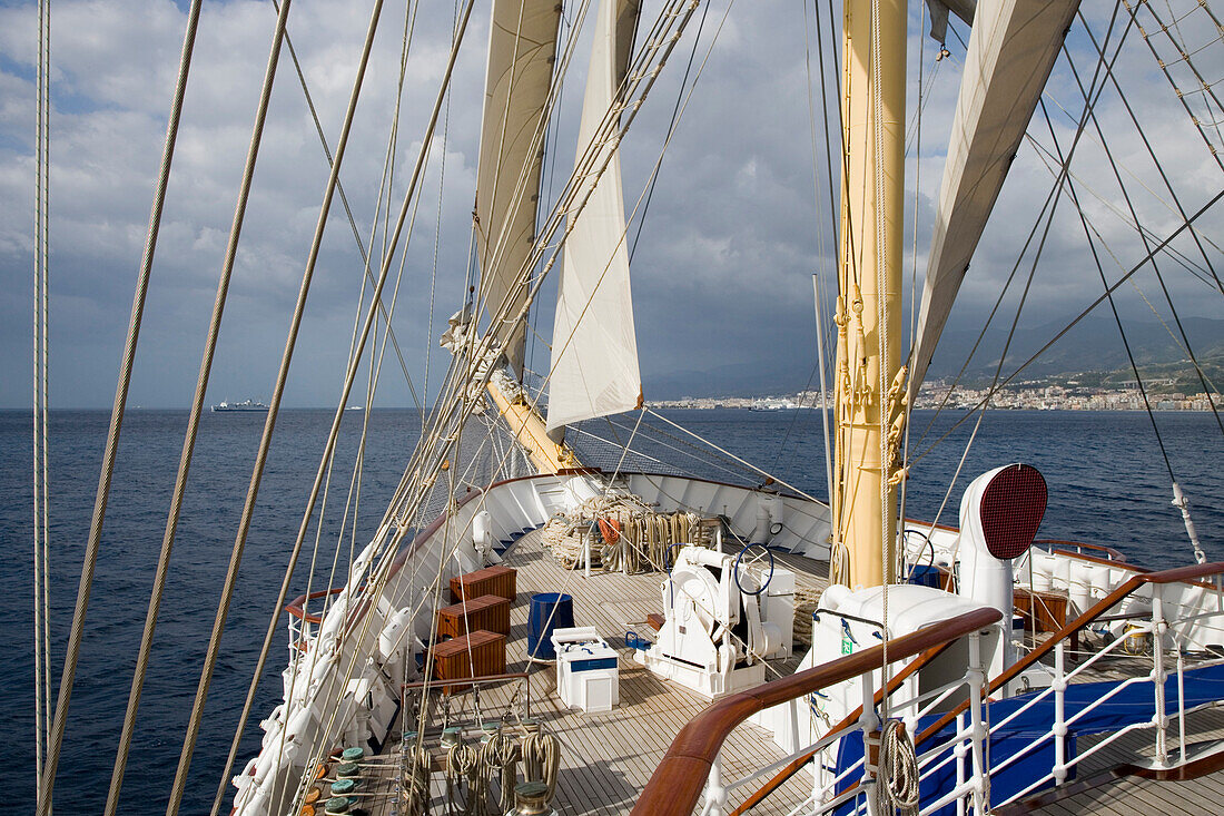 Großsegler Royal Clipper in der Straße von Messina, der Meerenge zwischen Kalabrien und Sizilien, Italien, Europa